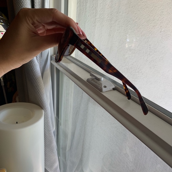 Burberry sunglass - Picture 2 of 8